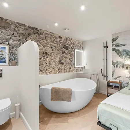 Romantic Suite- Within Walking Distance- Old